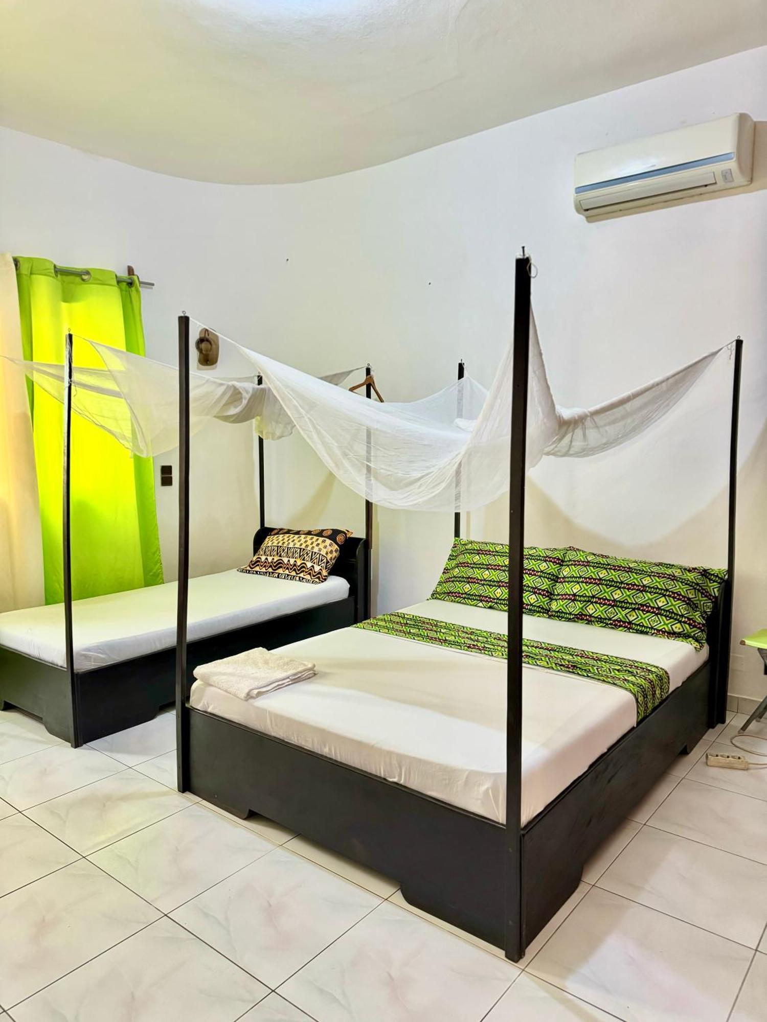 Guesthouse Cocotiers Котону Экстерьер фото