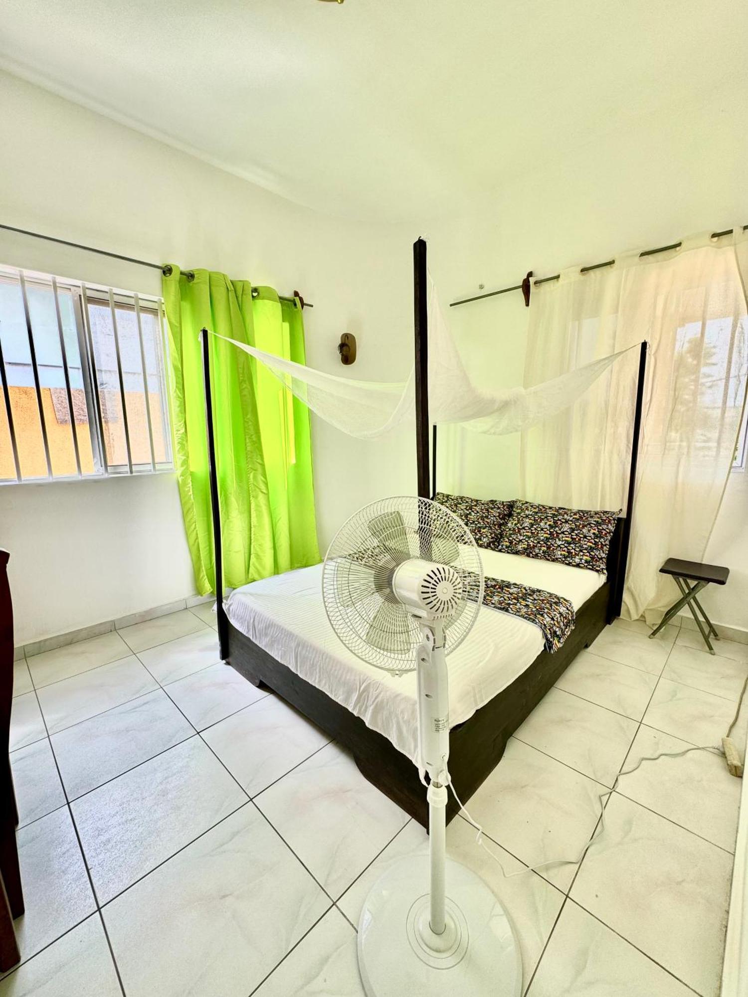 Guesthouse Cocotiers Котону Экстерьер фото